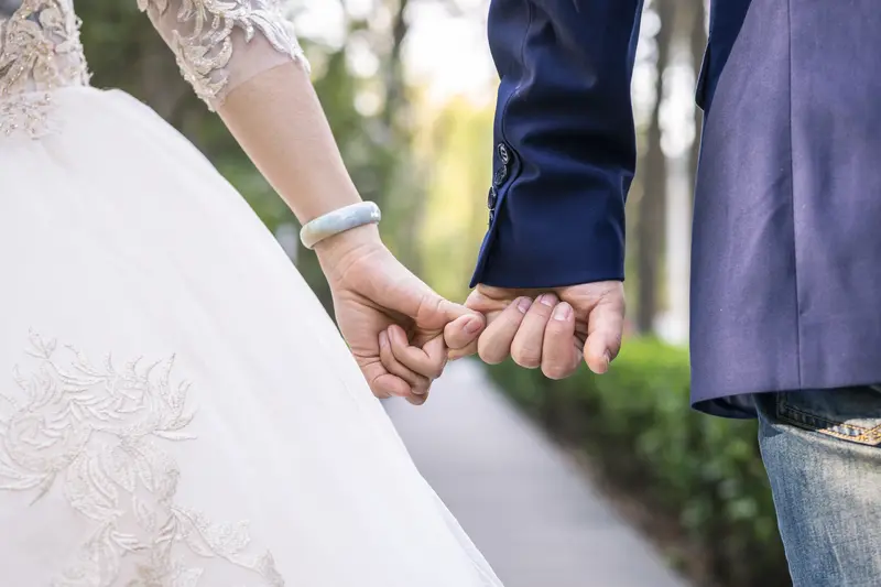 年轻时觉得“有情饮水饱”，婚姻有爱情就能走下去。但到了中年，才知道婚...