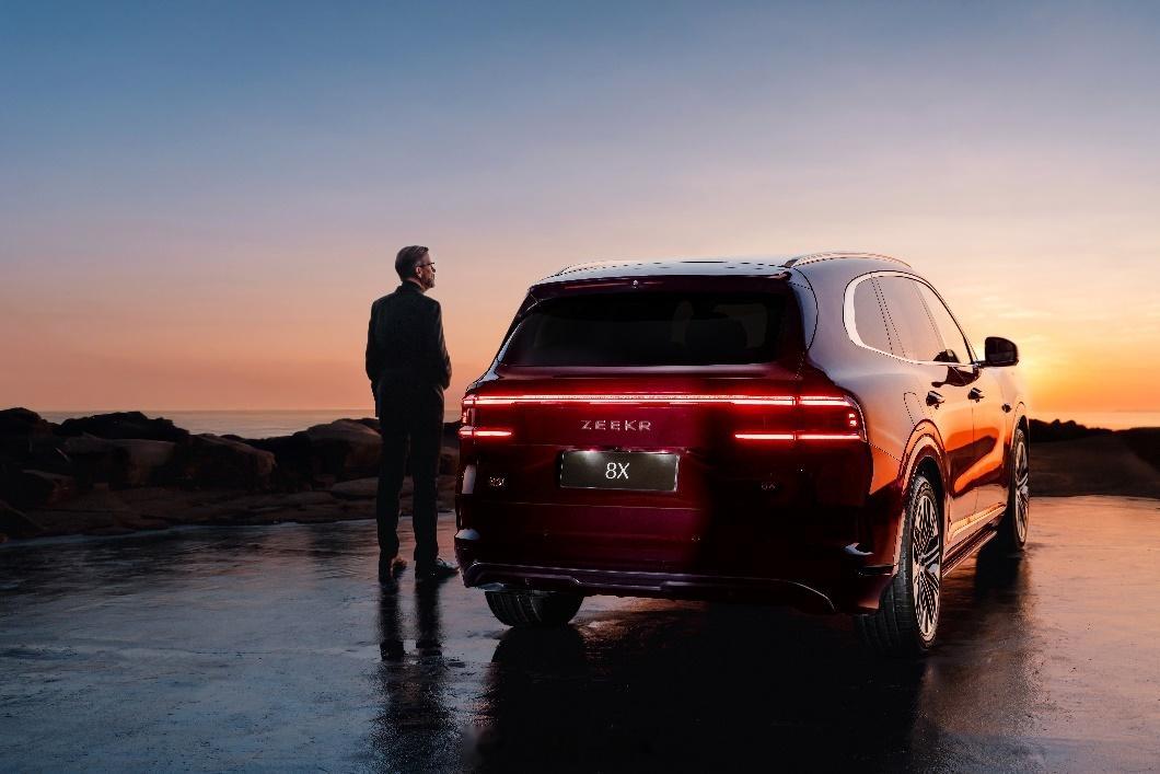 极氪8X极氪8X的酒红色真的不简单。乍一看是深邃的红，光线一变，又透出紫调的高