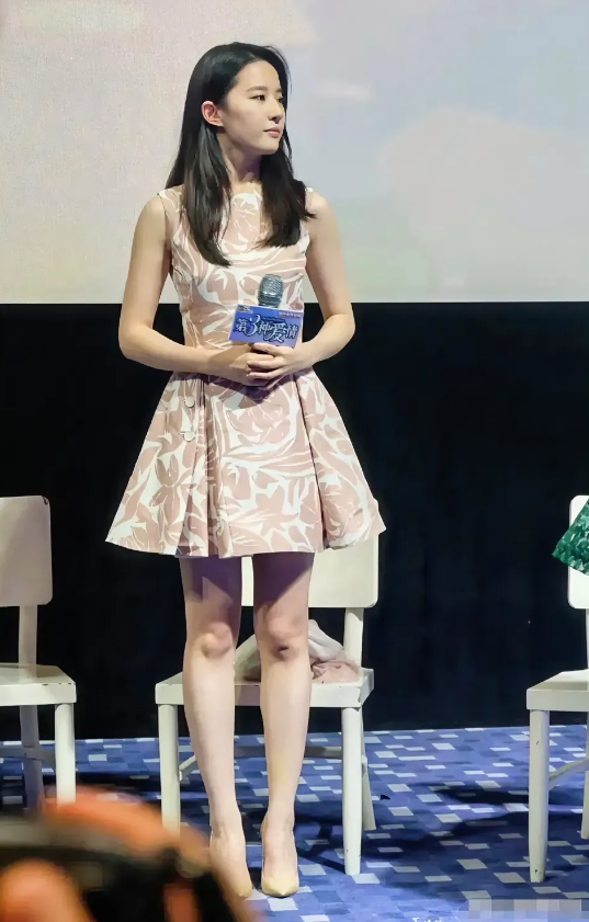 刘亦菲，170cm，2003年，这是不是最美的时候，貌美如花的年龄啊！