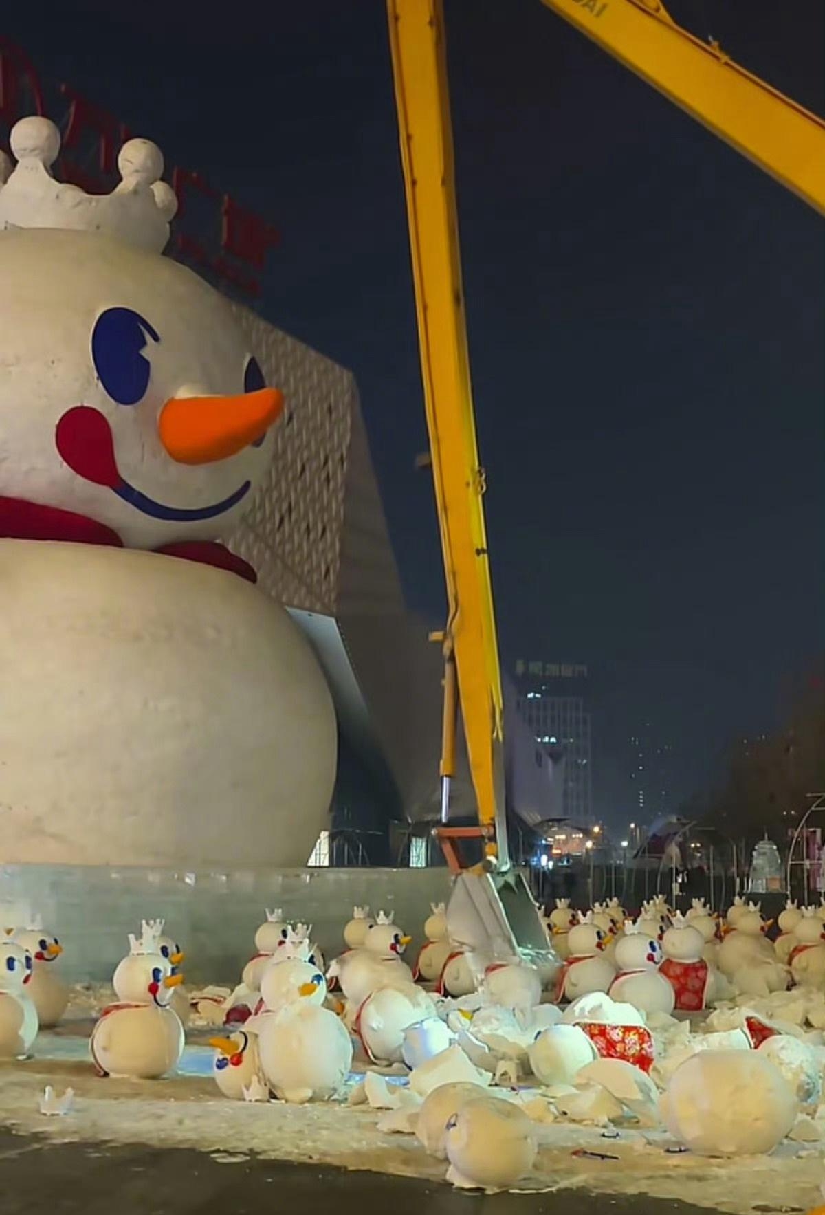 哈尔滨哈西万达广场门口18米高的“雪王”和“鸡王”巨型雪雕，因为最近气温突然飙升