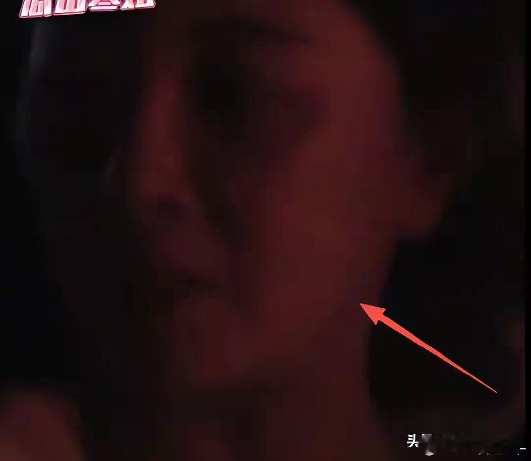殷桃深夜带男友会友，46岁一脸疲态显沧桑，车内对瓶吹和人谈心​