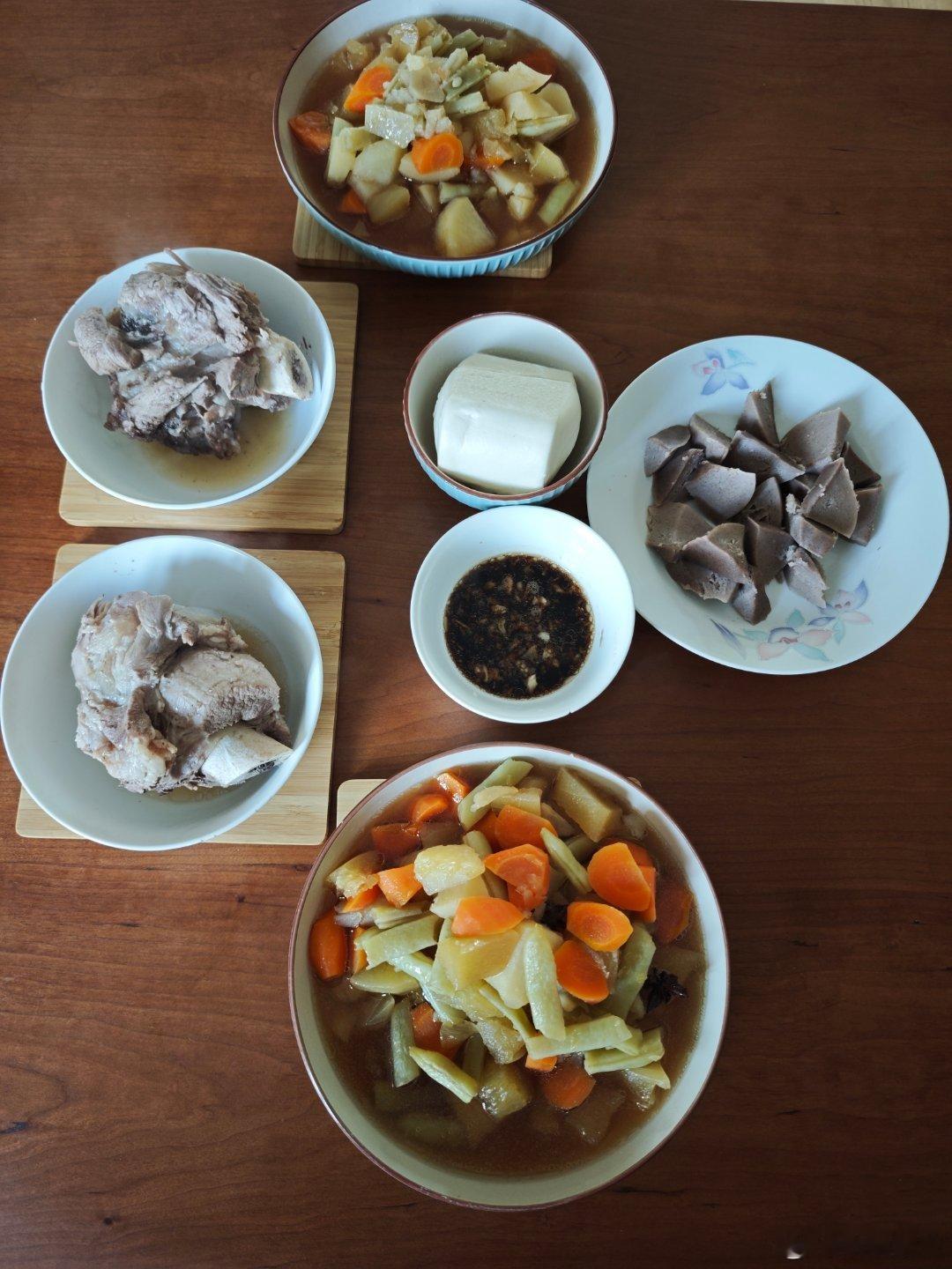 246一日三餐，采买自做。早餐小米鲜莲子粥、煮鹌鹑蛋、毛豆鲜核桃仁，午餐炖大棒骨、熬土豆胡萝卜倭瓜豆