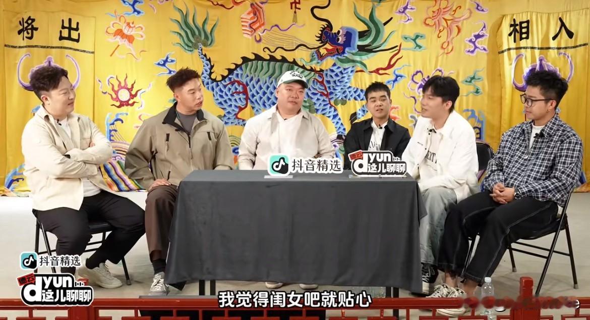 5月14日，何九华公开承认当爸，分享女儿日常，透露女儿喜爱蓝色，痴迷大象！烧饼