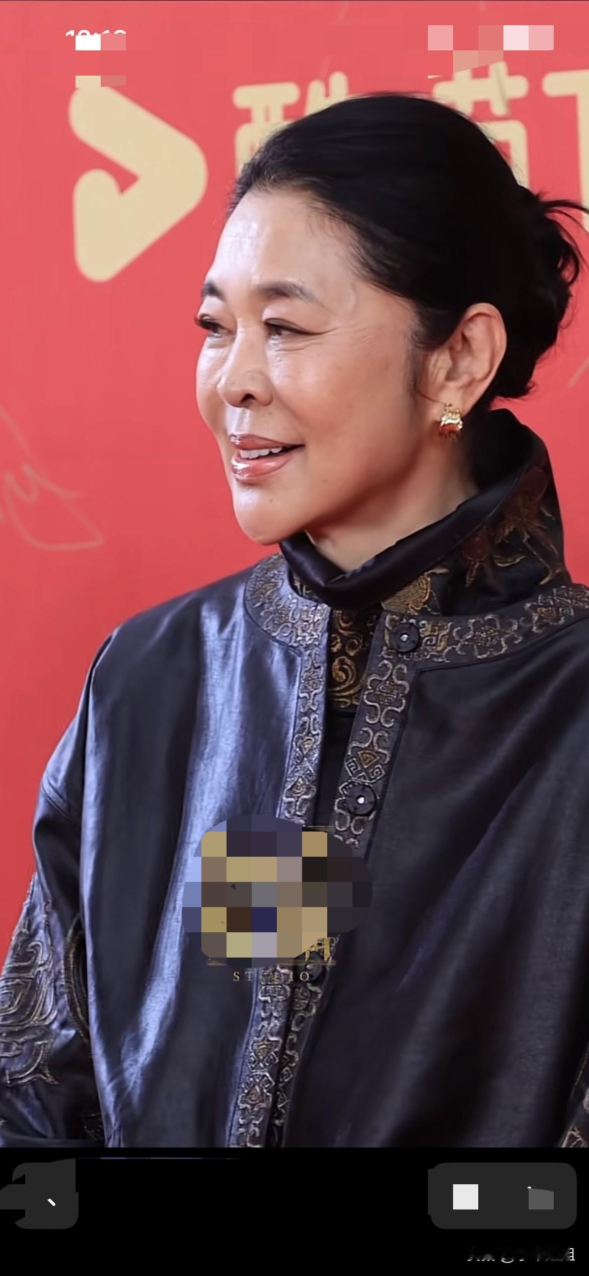 倪萍不论从正脸，侧脸看，都变丑了！尤其是鼻子变化太大了！鼻孔大大的！年轻时的倪萍