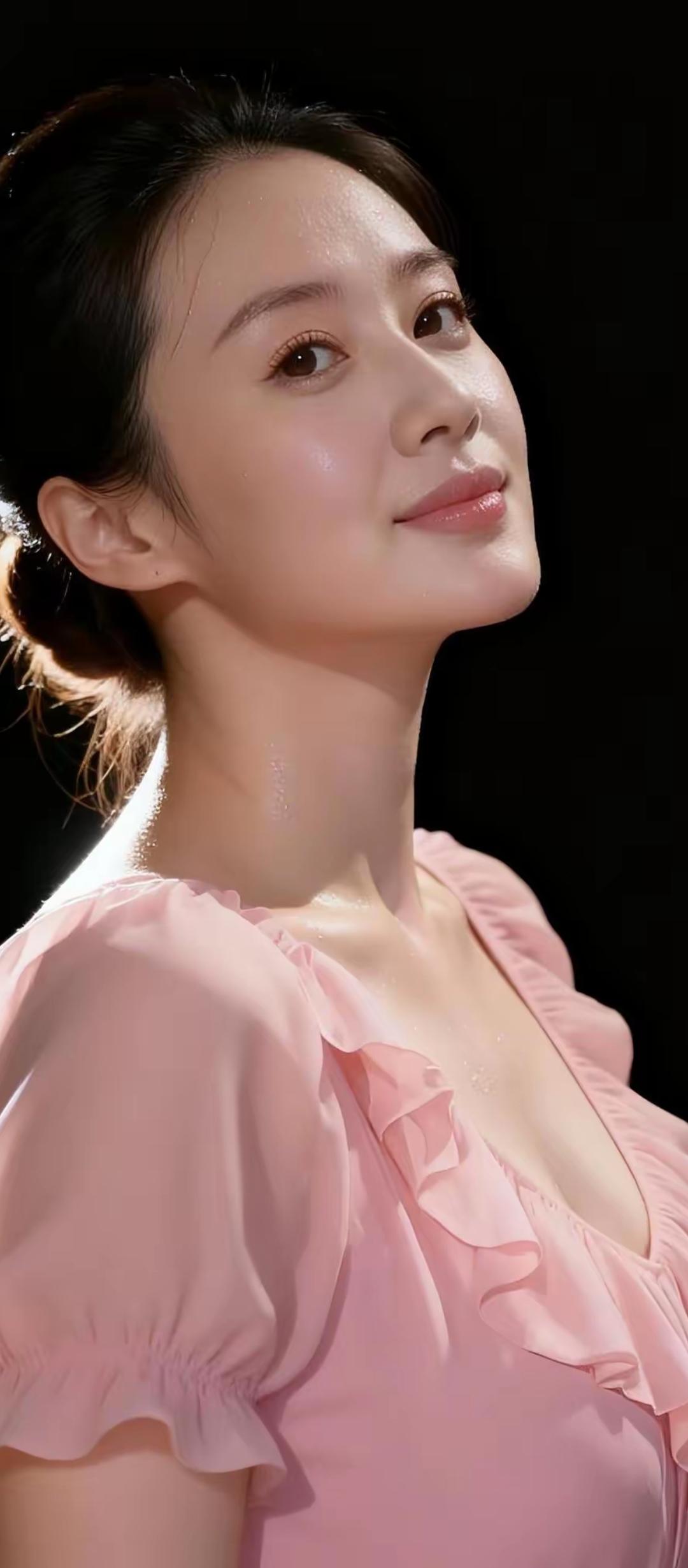 这位女士神情温柔。