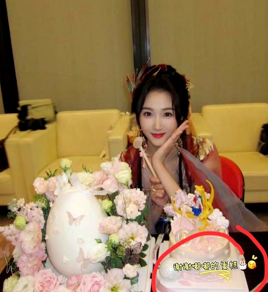 我天，关晓彤这生日蛋糕，一脚踢翻了我八百个预设。脑子里想了鹿晗，想了她爸妈，想