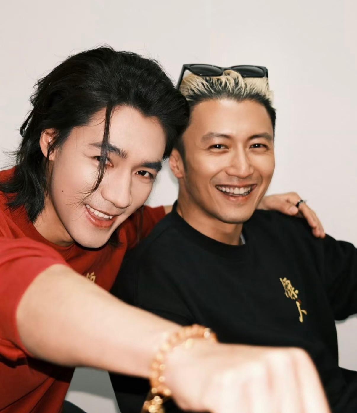 谢霆锋这辈子最“亏”的，可能就是比此沙大17岁，站一起却像同辈。港圈这次是真急