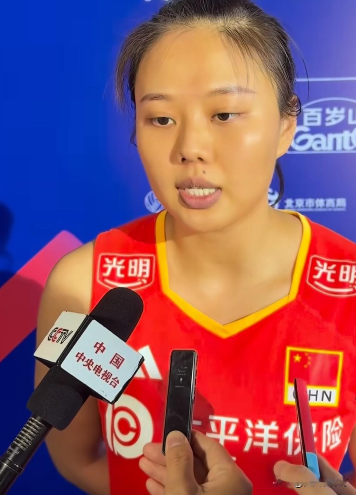 中国女排还是省着点用龚翔宇吧！怪不得第三局赵勇要换下龚翔宇呢？是小宇的膝盖又出现