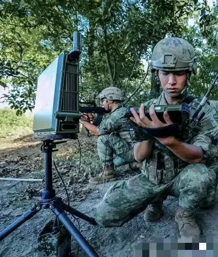 解放军单兵装备:JY‑17单兵监视雷达——背着走的战场天眼！凌晨三点，雨雾笼