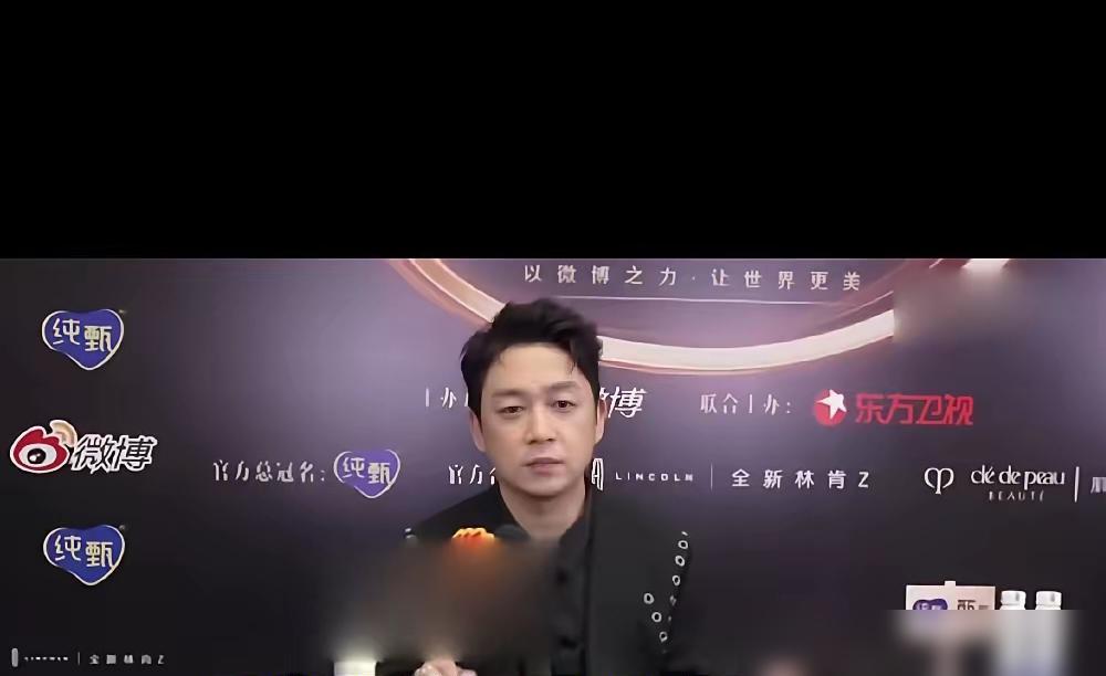 11年撕破脸，潘粤明竟公开谢董洁：儿子教育得真好！儿子17岁，你才终于能牵到