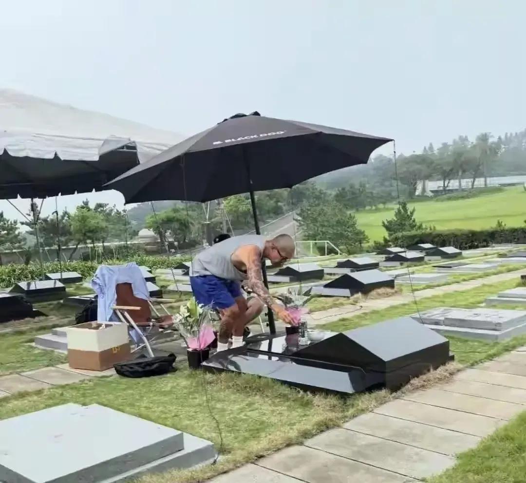 我闺蜜对我说:“她一边为具俊晔的深情而感动，一边又纳闷？难道这个老大爷没有工作