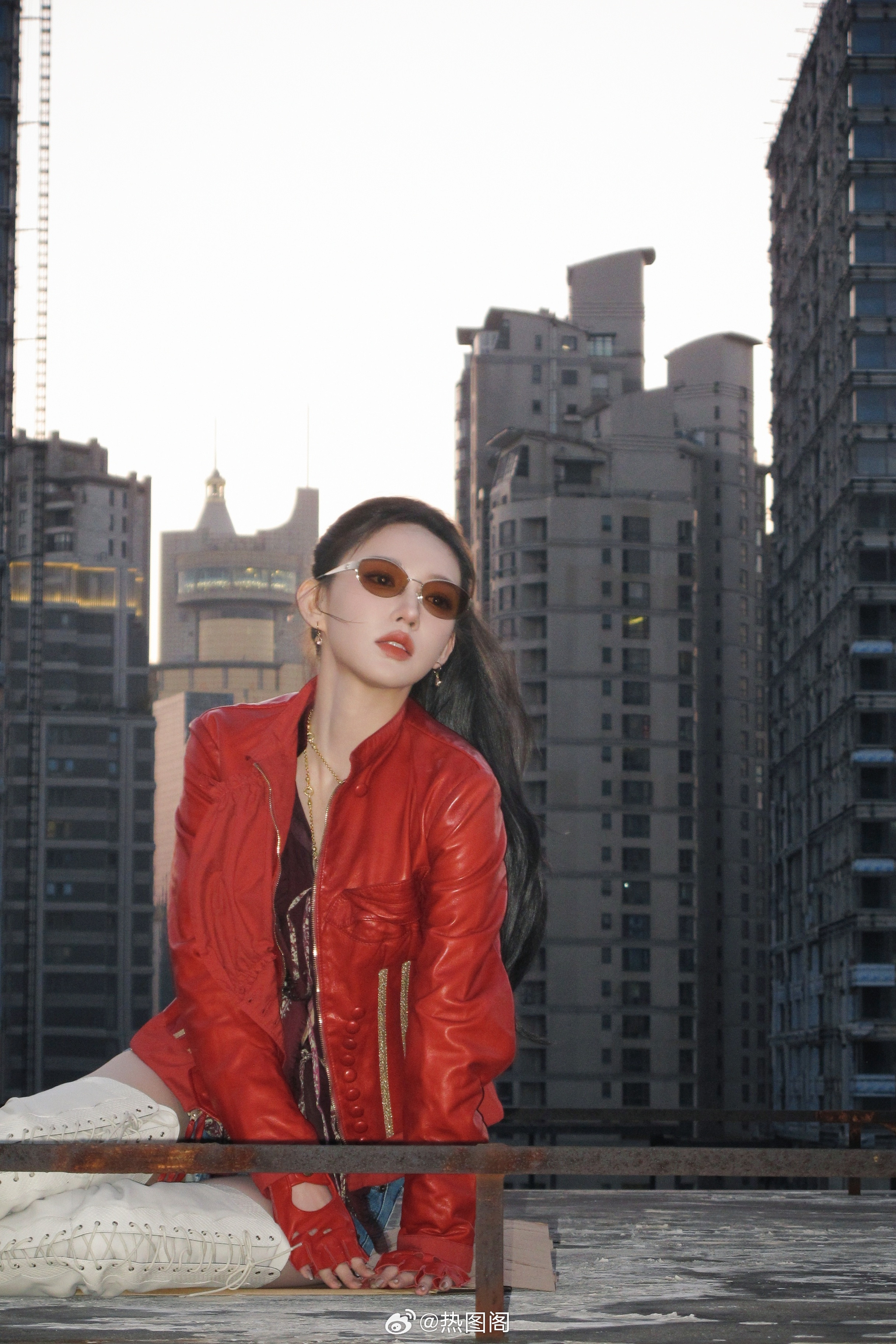 程潇·最新潇息程潇×芭莎极速派对拍摄花絮📸极目远眺，光影速致，感受每