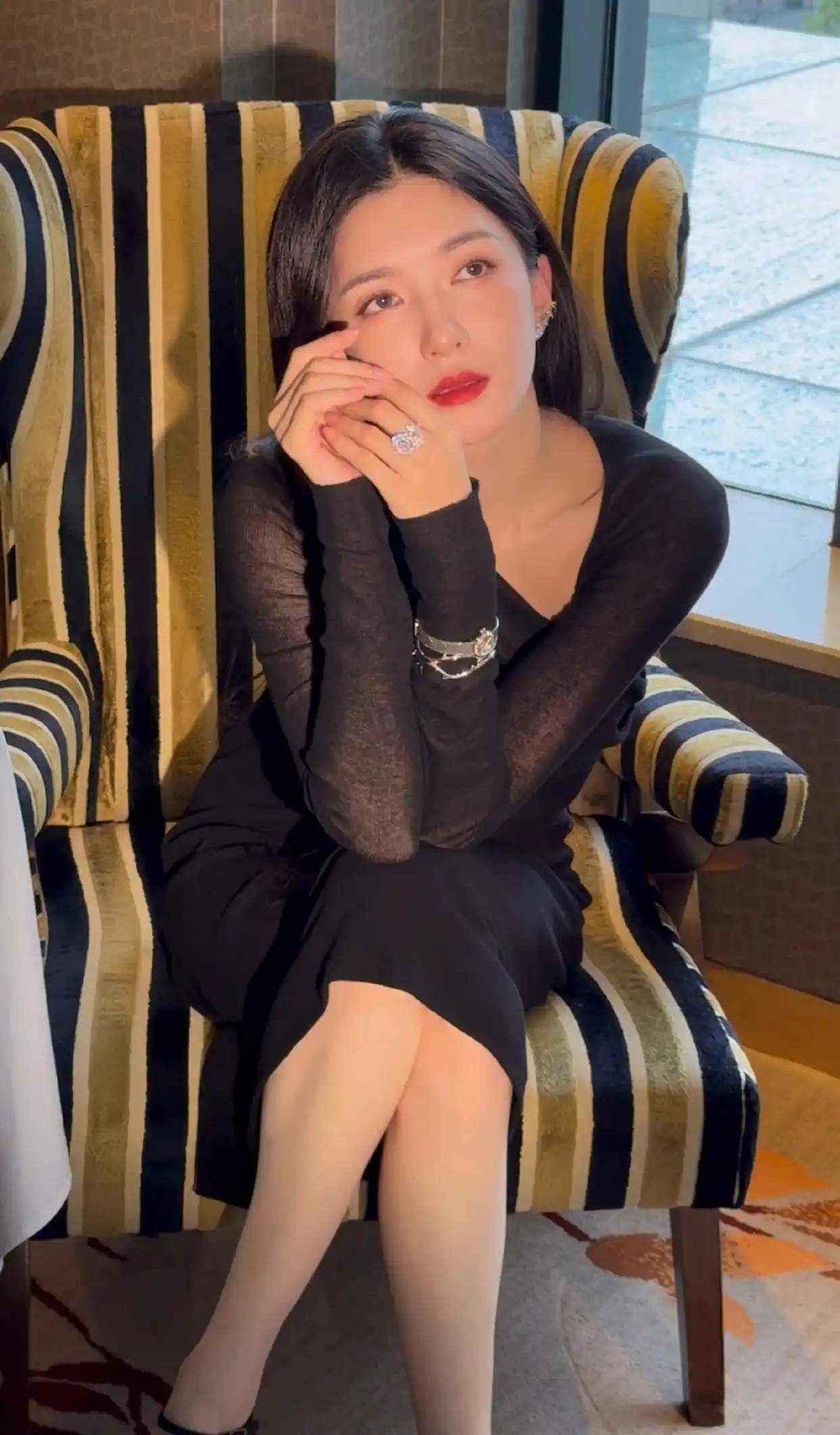 黑纱覆身媚骨天成，江疏影这夜美人太勾人！