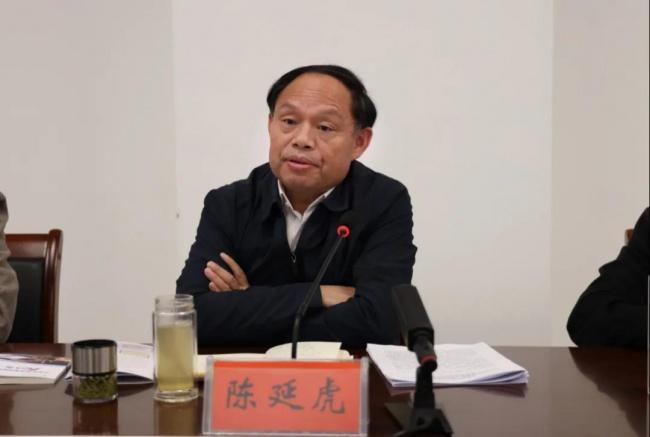 在陈延虎退休的这3年时间里，信阳市前前后后有超过7名厅官被查，这些人当中，大都和