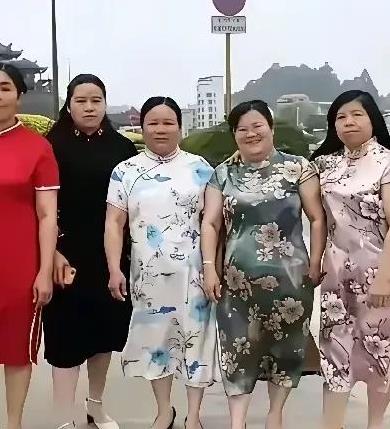 穿旗袍那可不是谁都能穿的，大有讲究，穿不对了那是相当难看胸太大不能穿，没有