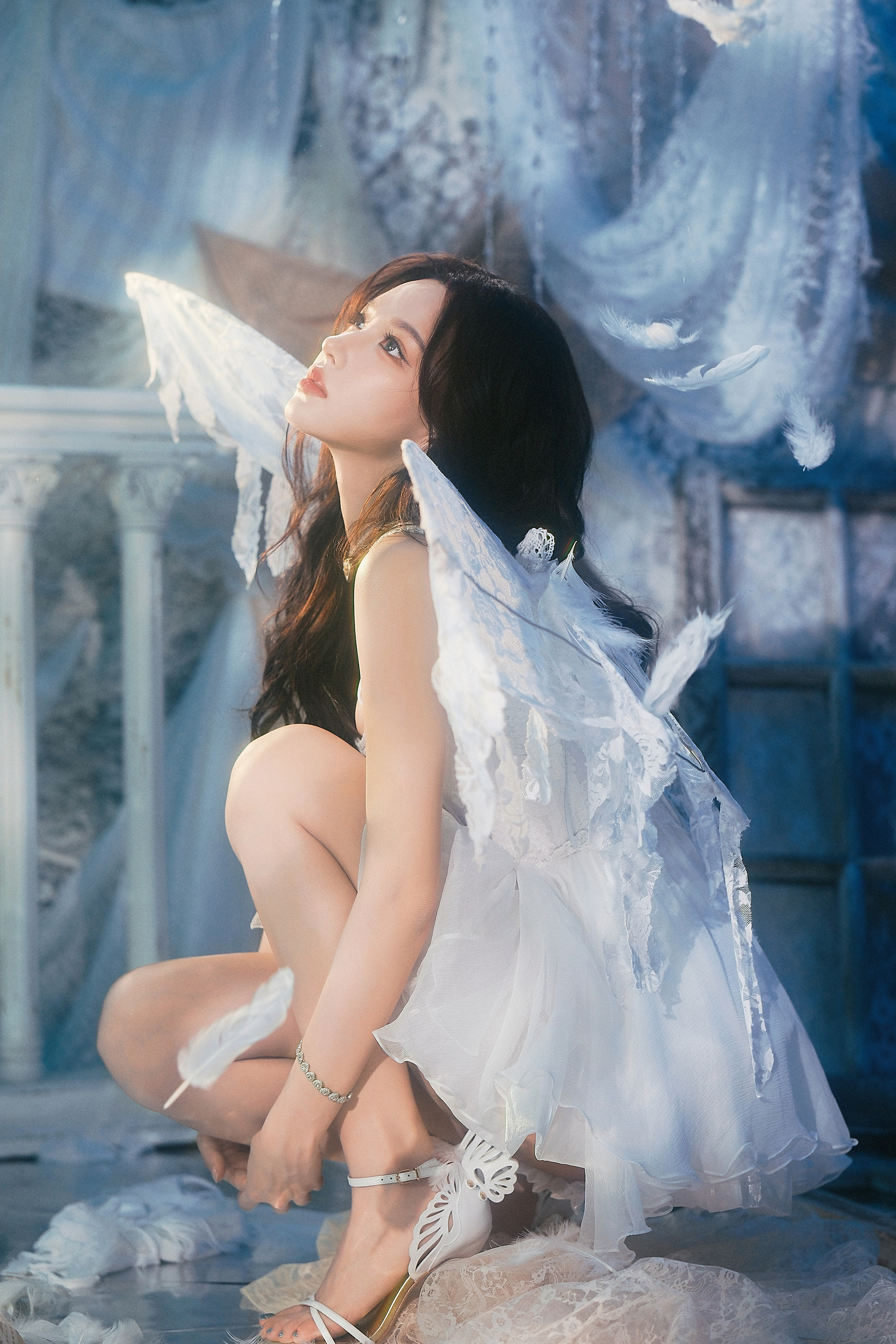 【程潇】👠：白色交叉绑带高跟凉鞋