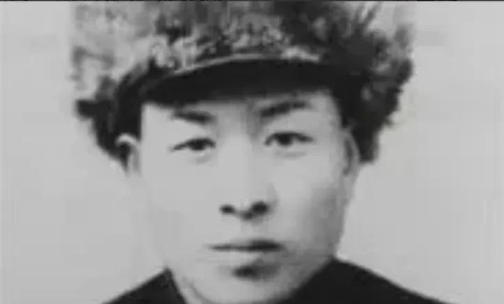 1941年在山东淄博，八路军战士郑希和刚刚单独执行任务归来，途中遇到八个日本鬼子