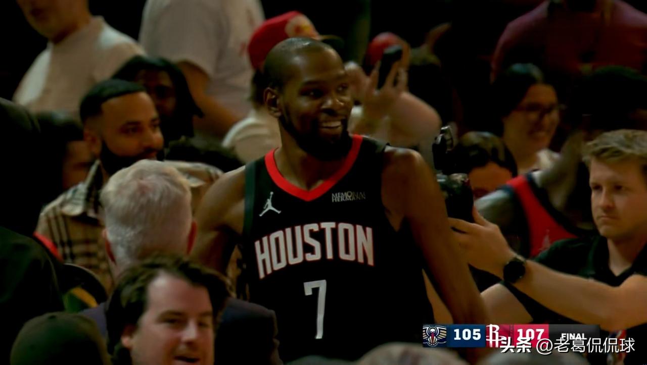 在今天火箭主场以107：105险胜鹈鹕的赛后，发生了让人热泪盈眶的一幕。当比赛的