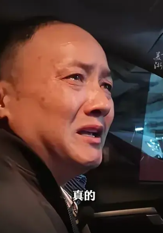 男子去理发，洗头时，一名女店员将他带到楼上，下楼时，店员又把他带到一个别的地方里