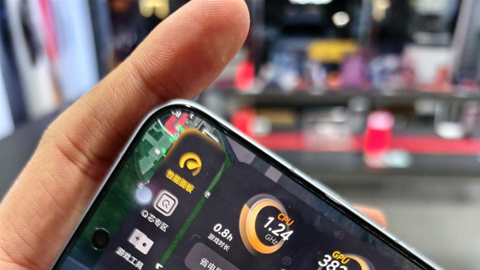 iQOO 15 Ultra引爆热议！游戏直播旗舰的极致体验与争议