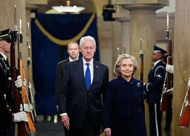 慌了，共和党委员会主席科默，本来想在懂王面前邀功，不料却成了猪八戒照镜子……想