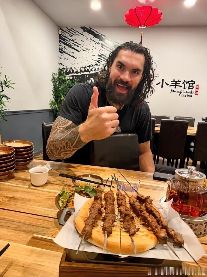 杨瀚森菜是原罪，火箭中锋亚当斯赛后同样吃烧烤宵夜!近日，火箭中锋亚当斯的中方