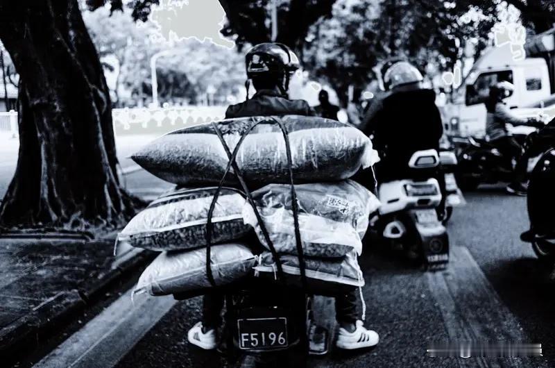 星际争霸2里，不存在后期绝对最强的种族，各有优劣。神族在理想状况下正面决战强，