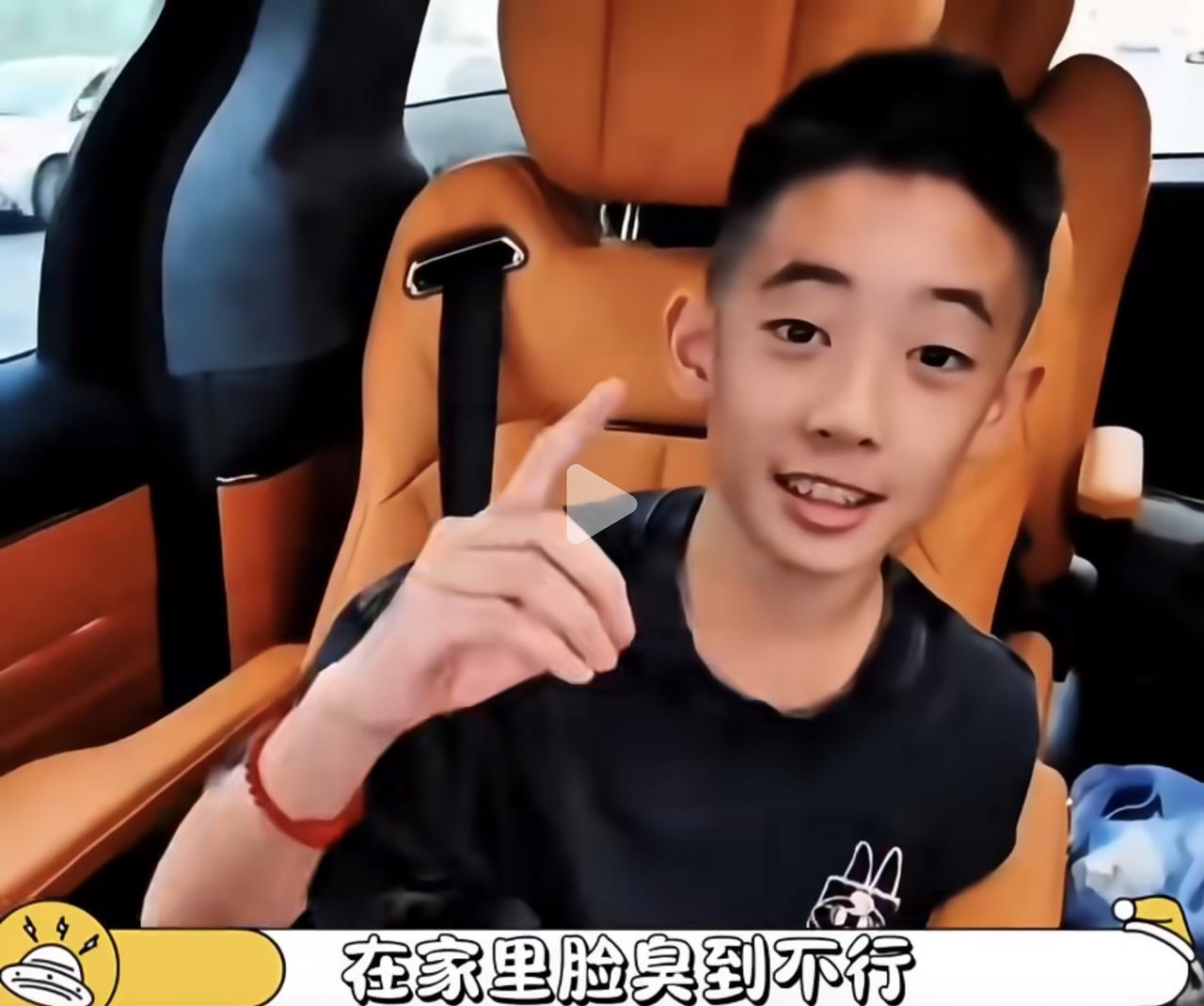 jasper长了一张和陈小春一摸一样的脸，却完美继承了妈妈应采儿开朗的性格。