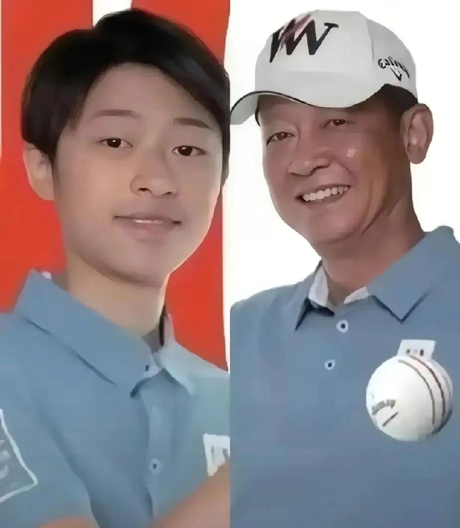 家人们快看！王志文儿子王冠杰近照被同学曝光，直接冲上热搜啦！17岁的他个头快一米