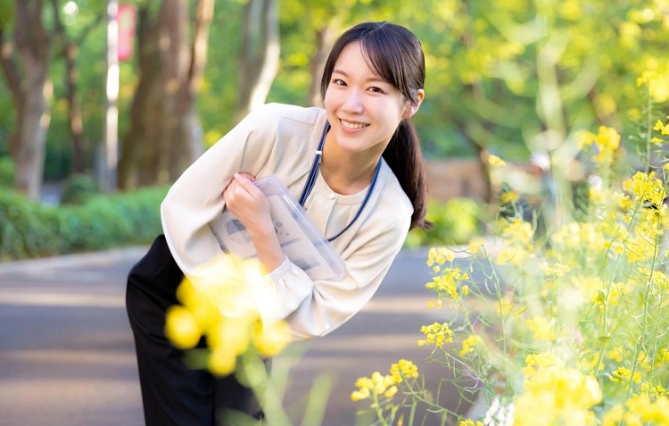 女人允许异性的追求,往往有这些信号:1.积极回应你的示好,态度很明确;2.不