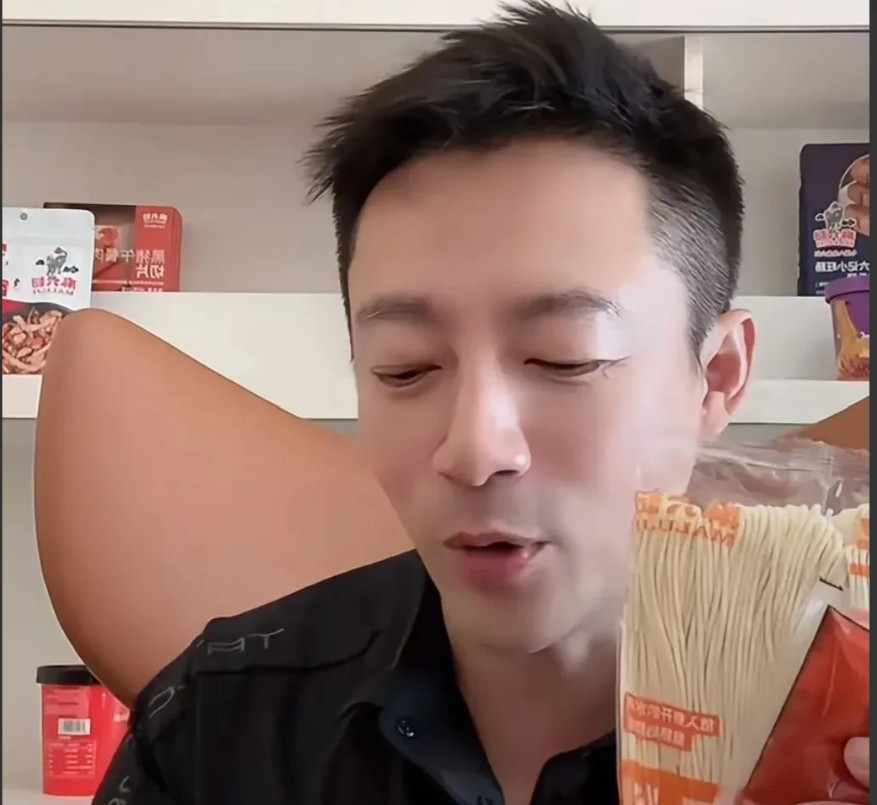 汪小菲直播间透露暑假计划已经约好了！这一次要带上二汪和老母亲张兰一起去玩，感叹