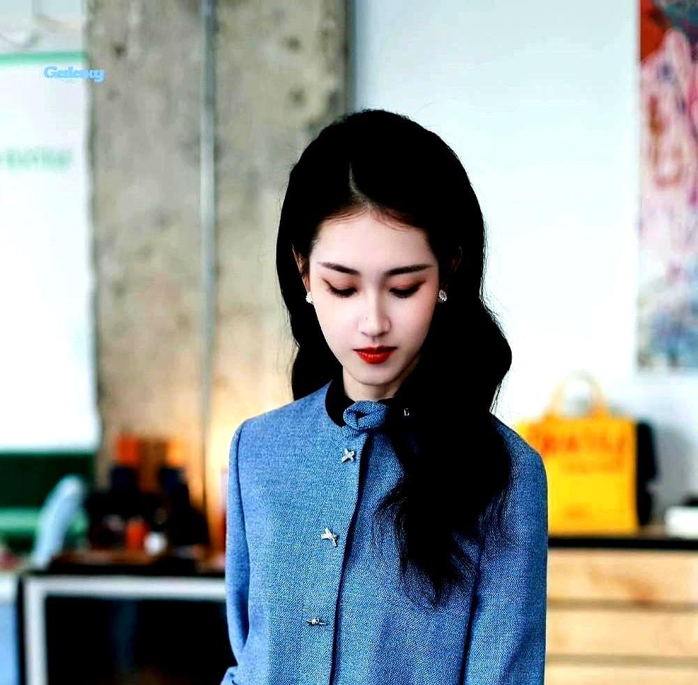 30亿播放的《盛夏芬德拉》刚把郭宇欣推上短剧顶流，她扭头就签了四个月长剧，直接跟