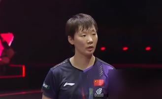 王曼昱新加坡这一刀，太狠，直接把女乒那些稳字，给劈碎了。4-0，干沉默了孙