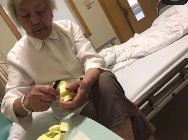 一网友在照顾奶奶，奶奶白天还给她削个苹果来着，结果晚上用一个刀削脚皮…