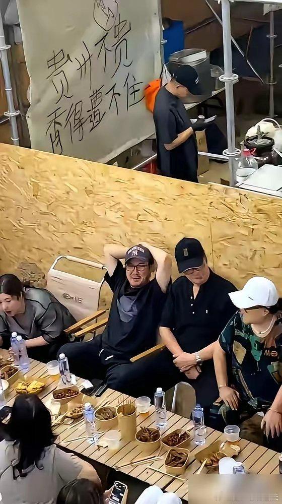 沈腾阿那亚吃顿烧烤，火了。不是因为菜，是因为他老婆王琦。视频里，王琦胖了。很多人