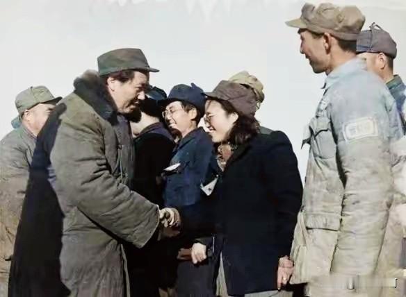 🍁很多人误以为这是延安时期留影，其实这是“进京赶考”的历史瞬间。1949年初