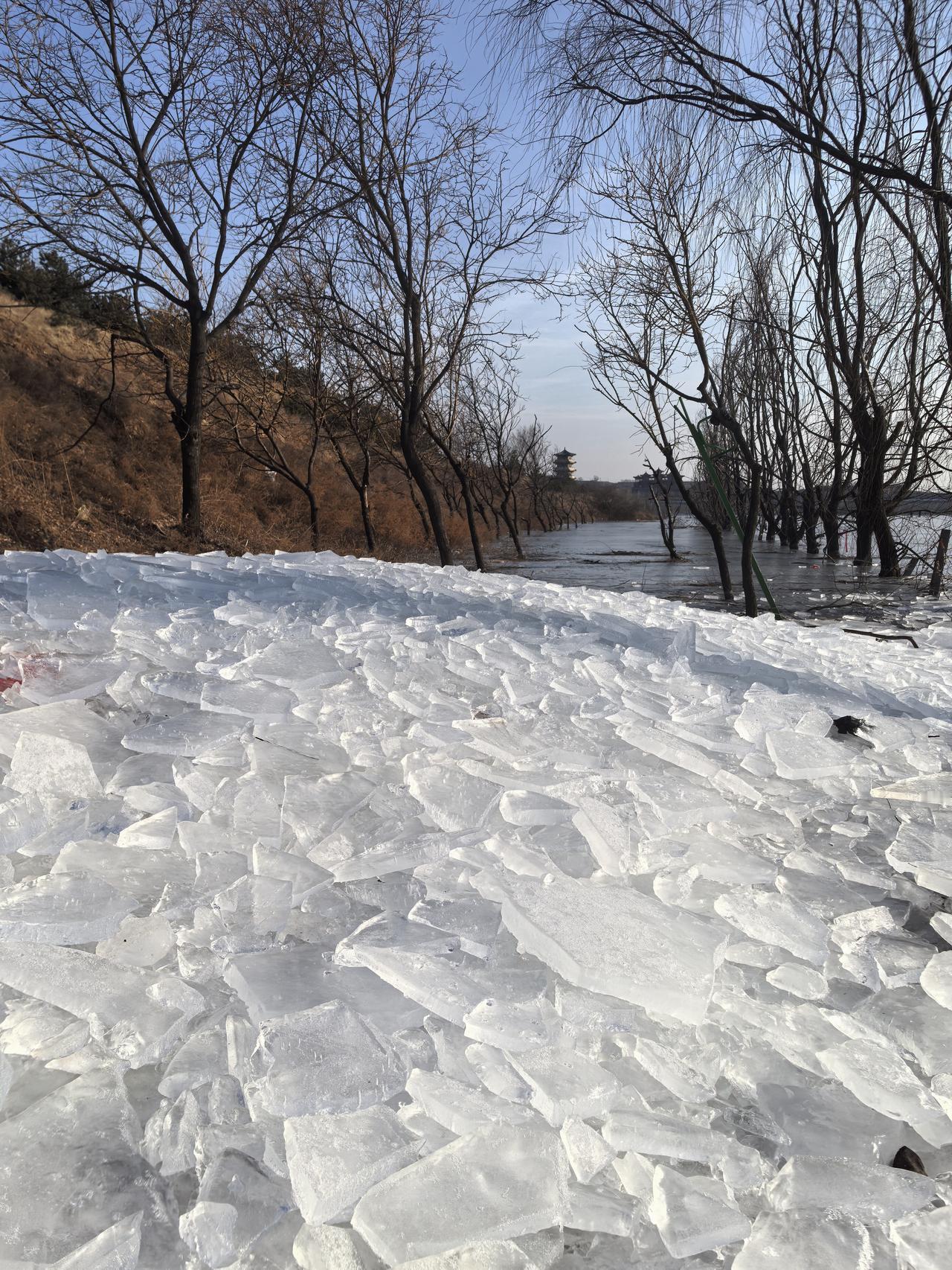 分享一张美丽的风景照片冰雪之美……