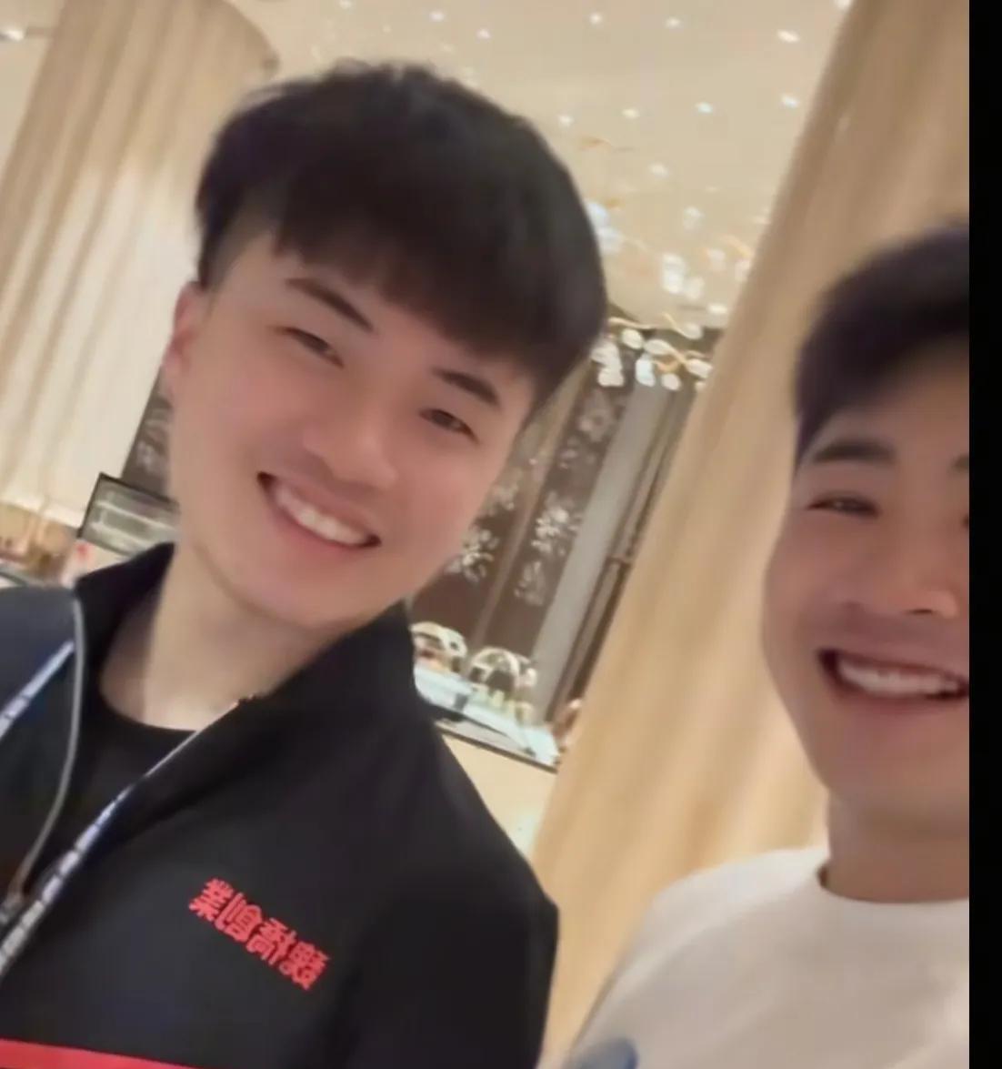 王楚钦乒超贴身随从来了！草莓熊抵达厦门，身份是魏桥工作人员，一路同行的还有黄