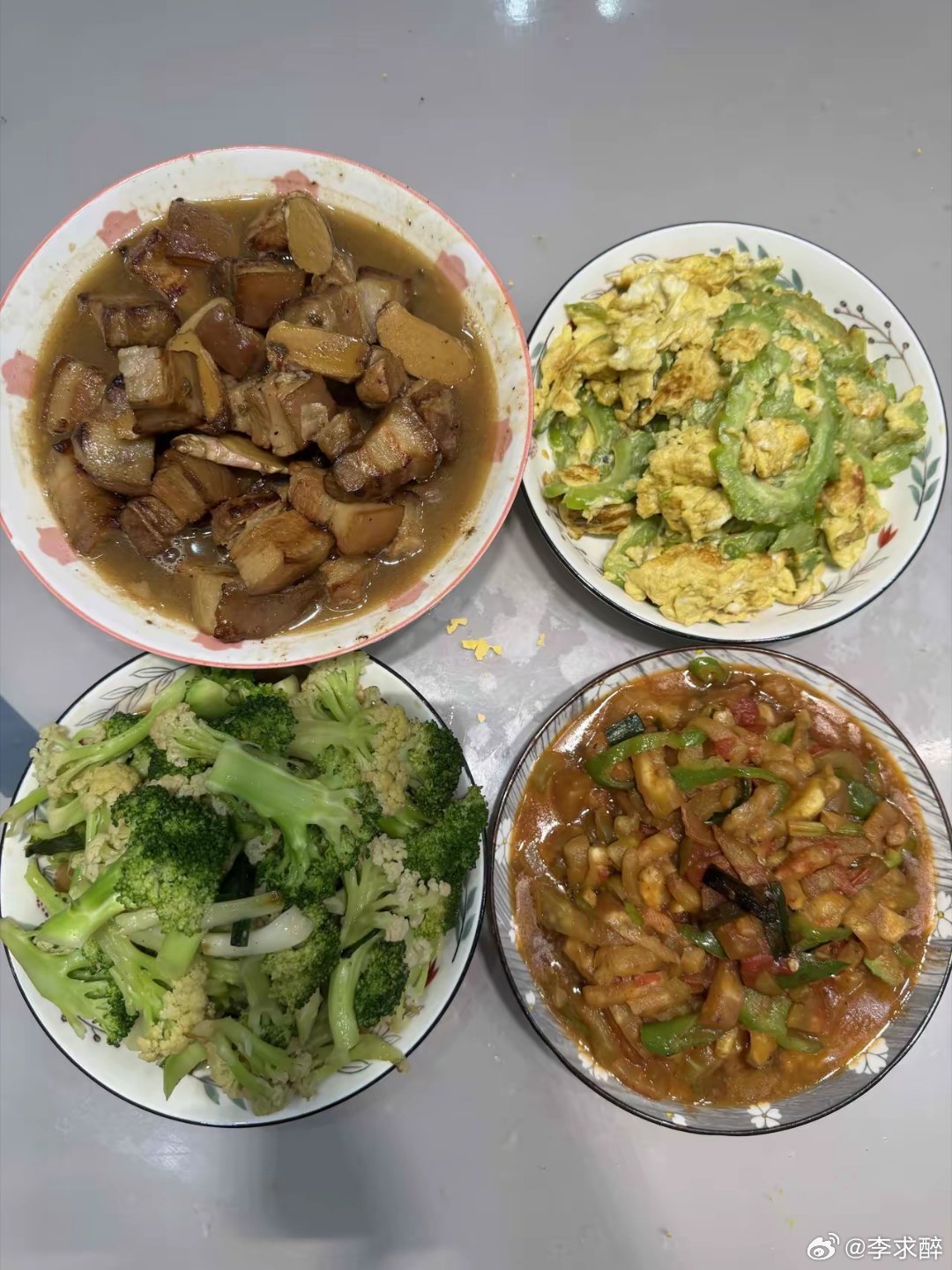 某网友:刚把做好的家常菜端出来，​老公看了一眼说：“没胃口。”​说完就进屋里去了