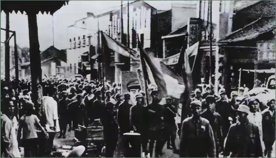 1950年5月，长沙剿匪，四野21兵团副司令王劲修在办公室开枪自尽。消息传开