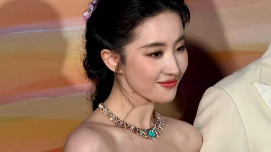 意大利这一夜,37岁刘亦菲秒了28岁Lisa,才知清爽和油腻的区别