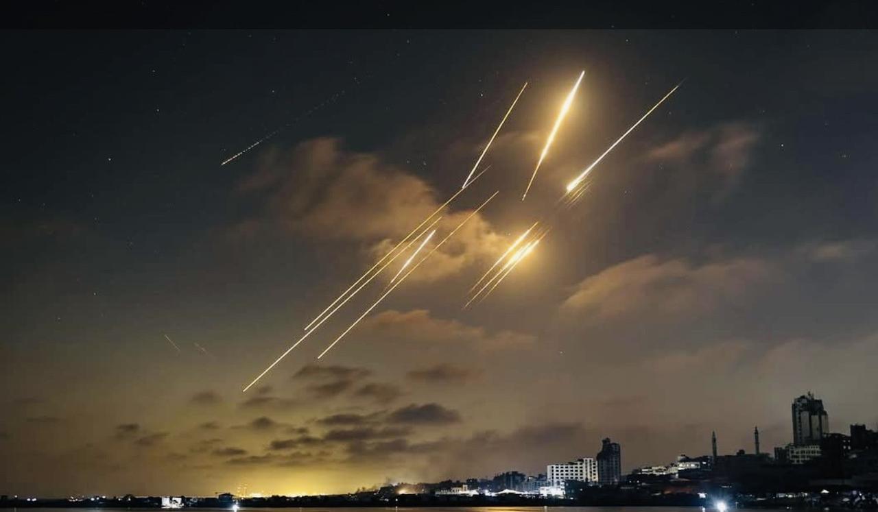 天空的导弹轨迹与海面的倒影交相辉映，构成一幅难得一见的神奇画卷！伊朗