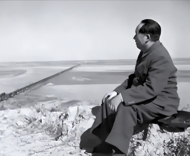 1949年4月20日渡江战役，英国以“保护侨民”为由，派军舰一路从上海逆流而上，