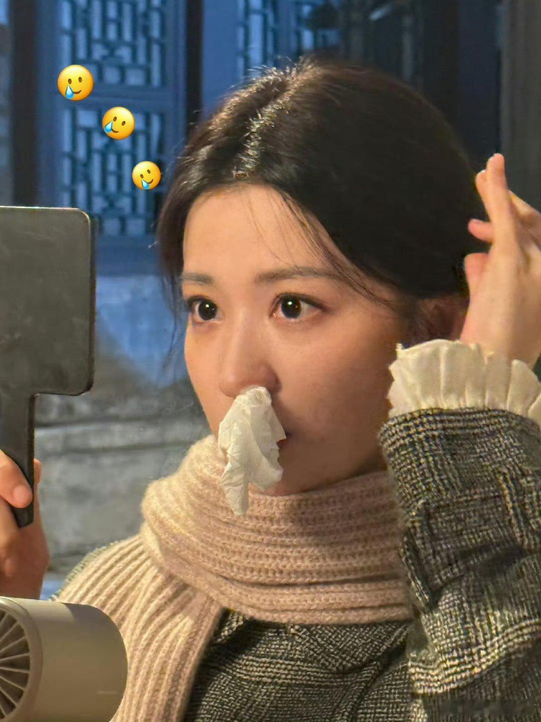 张凌赫王楚然同病相怜别人靠互动拉近距离，他们靠“同病相怜”秒懂彼此。片场塞着纸