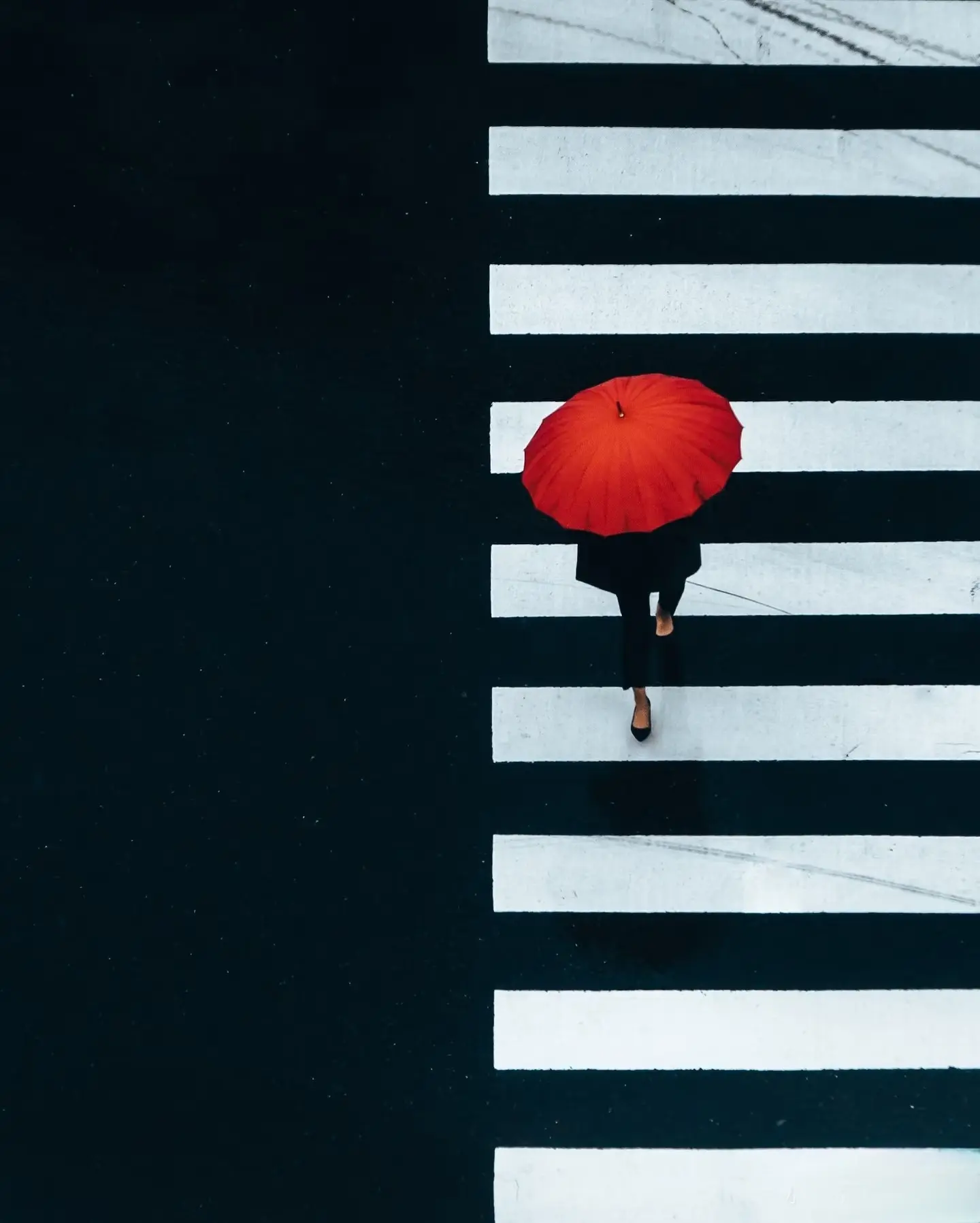 摄影大神镜头里的下雨天。摄影师 i_dauyu高度聚焦于东京的雨天，善...