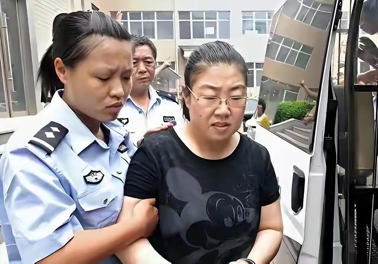 这是“造假骗官书记”王亚丽受审时的画面，她小学没毕业，还偷窃110万美金，可摇身