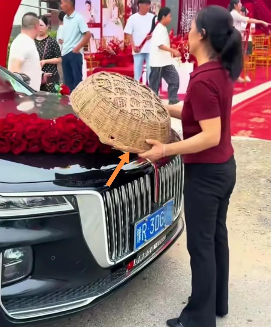 新娘婚车到家竹筛子绕车头正三圈反三圈。玄学乎？