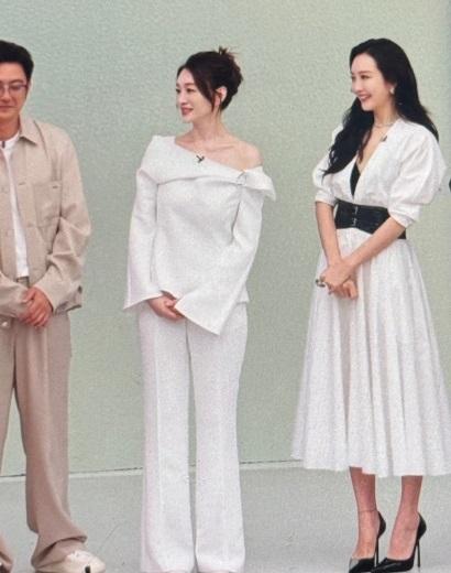 最近李小冉和王鸥一起出席活动，两位都穿了白色的衣服，看起来很有姐妹范儿。李小