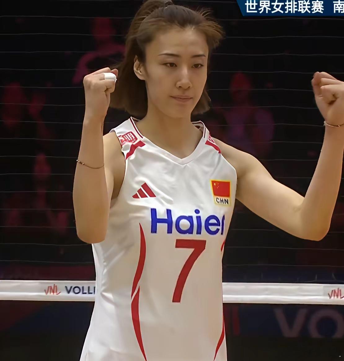 世联赛中国女排3-2德国女排，八个没有想到第一个没想到，足球终于没霸榜央视直播了