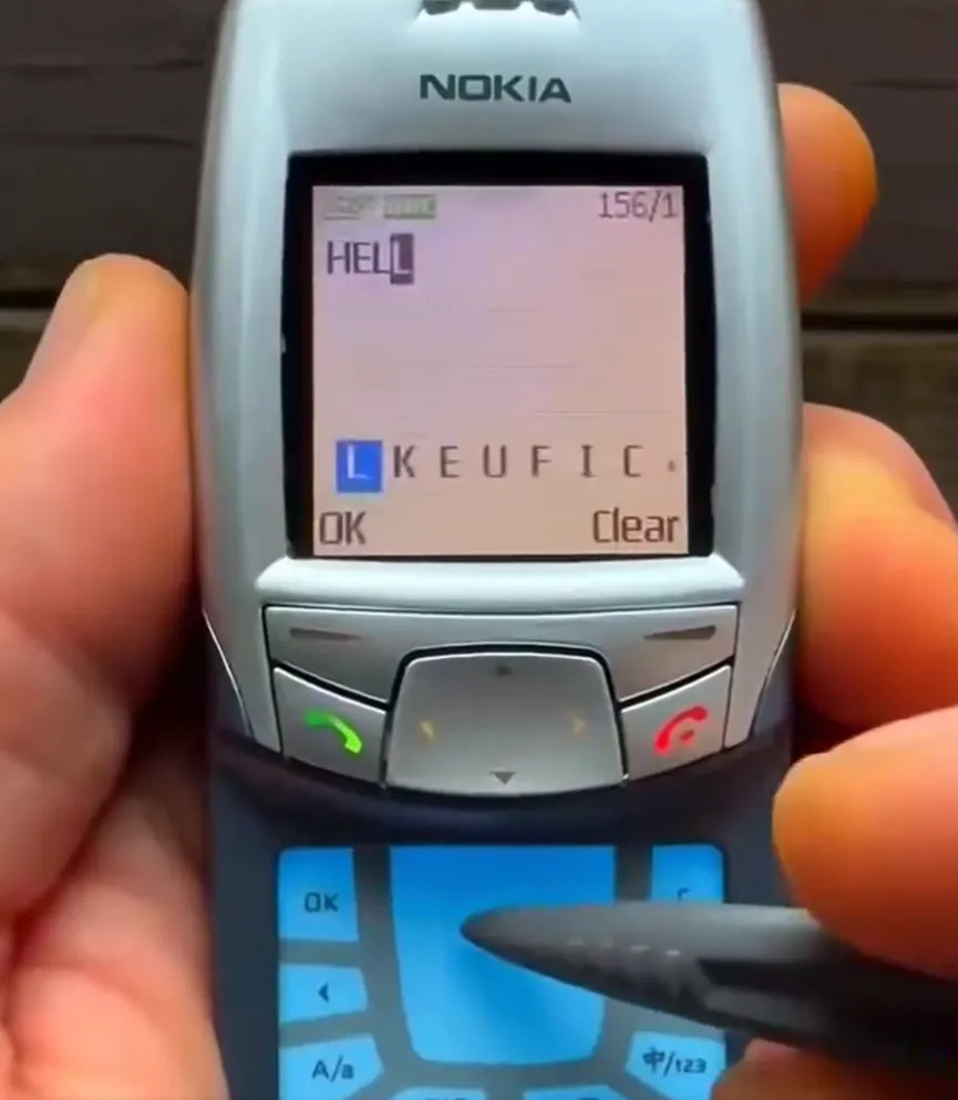 在智能手机出现之前，诺基亚早在2003年就发布了一款配备手写笔的手机。用过这